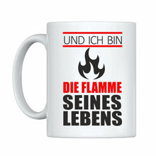 Lade das Bild in den Galerie-Viewer, Tassen-Set &quot;Ich bin ein Feuerwehrmann&quot; &amp; &quot;Und ich bin die Flamme seines Lebens&quot; | Paar Geschenke | Geschenkidee für Männer für Partner Partnergeschenke zum Valentinstag 1. Jahrestag Hochzeitstag romantische Geschenke zur Hochzeit zu Weihnachten Ehefrau Ehemann Freundin Freund Beziehung originelle Idee zum Verschenken Polterabend Feuerwehr Merchandise Zubehör Sprüche Deko
