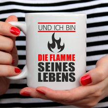 Lade das Bild in den Galerie-Viewer, Tassen-Set &quot;Ich bin ein Feuerwehrmann&quot; &amp; &quot;Und ich bin die Flamme seines Lebens&quot; | Paar Geschenke | Geschenkidee für Männer für Partner Partnergeschenke zum Valentinstag 1. Jahrestag Hochzeitstag romantische Geschenke zur Hochzeit zu Weihnachten Ehefrau Ehemann Freundin Freund Beziehung originelle Idee zum Verschenken Polterabend Feuerwehr Merchandise Zubehör Sprüche
