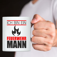 Lade das Bild in den Galerie-Viewer, Tassen-Set &quot;Ich bin ein Feuerwehrmann&quot; &amp; &quot;Und ich bin die Flamme seines Lebens&quot; | Paar Geschenke | Geschenkidee für Männer für Partner Partnergeschenke zum Valentinstag 1. Jahrestag Hochzeitstag romantische Geschenke zur Hochzeit zu Weihnachten Ehefrau Ehemann Freundin Freund Beziehung originelle Idee zum Verschenken Polterabend Feuerwehr Merchandise Zubehör Sprüche
