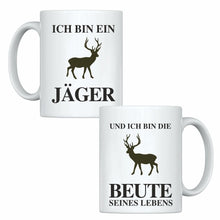 Lade das Bild in den Galerie-Viewer, Tassen-Set &quot;Ich bin ein Jäger&quot; &amp; &quot;Und ich bin die Beute seines Lebens&quot; | Paar Geschenke | Geschenkidee für Jagdliebhaber  für Partner Partnergeschenke zum Valentinstag 1. Jahrestag Hochzeitstag romantische Geschenke zur Hochzeit zu Weihnachten Ehefrau Ehemann Freundin Freund Beziehung originelle Idee zum Verschenken Polterabend
