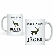 Lade das Bild in den Galerie-Viewer, Tassen-Set &quot;Ich bin ein Jäger&quot; &amp; &quot;Und ich bin die Beute seines Lebens&quot; | Paar Geschenke | Geschenkidee für Jagdliebhaber  für Partner Partnergeschenke zum Valentinstag 1. Jahrestag Hochzeitstag romantische Geschenke zur Hochzeit zu Weihnachten Ehefrau Ehemann Freundin Freund Beziehung originelle Idee zum Verschenken Polterabend
