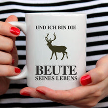 Lade das Bild in den Galerie-Viewer, Tassen-Set &quot;Ich bin ein Jäger&quot; &amp; &quot;Und ich bin die Beute seines Lebens&quot; | Paar Geschenke | Geschenkidee für Jagdliebhaber  für Partner Partnergeschenke zum Valentinstag 1. Jahrestag Hochzeitstag romantische Geschenke zur Hochzeit zu Weihnachten Ehefrau Ehemann Freundin Freund Beziehung originelle Idee zum Verschenken Polterabend
