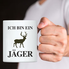 Lade das Bild in den Galerie-Viewer, Tassen-Set &quot;Ich bin ein Jäger&quot; &amp; &quot;Und ich bin die Beute seines Lebens&quot; | Paar Geschenke | Geschenkidee für Jagdliebhaber  für Partner Partnergeschenke zum Valentinstag 1. Jahrestag Hochzeitstag romantische Geschenke zur Hochzeit zu Weihnachten Ehefrau Ehemann Freundin Freund Beziehung originelle Idee zum Verschenken Polterabend
