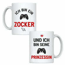 Lade das Bild in den Galerie-Viewer, Tassen-Set &quot;Ich bin ein Zocker&quot; &amp; &quot;Und ich bin seine Prinzessin&quot; | Paar Geschenke | Geschenkidee für Gamer für Partner Partnergeschenke zum Valentinstag 1. Jahrestag Hochzeitstag romantische Geschenke zur Hochzeit zu Weihnachten Ehefrau Ehemann Freundin Freund Beziehung originelle Idee zum Verschenken Polterabend Gamerzubehör Gamerdeko Zokckerdeko Zockerzubehör
