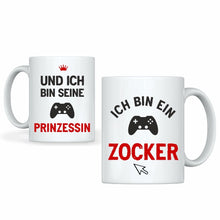 Lade das Bild in den Galerie-Viewer, Tassen-Set &quot;Ich bin ein Zocker&quot; &amp; &quot;Und ich bin seine Prinzessin&quot; | Paar Geschenke | Geschenkidee für Gamer für Partner Partnergeschenke zum Valentinstag 1. Jahrestag Hochzeitstag romantische Geschenke zur Hochzeit zu Weihnachten Ehefrau Ehemann Freundin Freund Beziehung originelle Idee zum Verschenken Polterabend Gamerzubehör Gamerdeko Zokckerdeko Zockerzubehör Sprüche Merchandise
