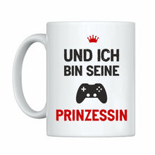 Lade das Bild in den Galerie-Viewer, Tassen-Set &quot;Ich bin ein Zocker&quot; &amp; &quot;Und ich bin seine Prinzessin&quot; | Paar Geschenke | Geschenkidee für Gamer für Partner Partnergeschenke zum Valentinstag 1. Jahrestag Hochzeitstag romantische Geschenke zur Hochzeit zu Weihnachten Ehefrau Ehemann Freundin Freund Beziehung originelle Idee zum Verschenken Polterabend Gamerzubehör Gamerdeko Zokckerdeko Zockerzubehör Sprüche Merchandise
