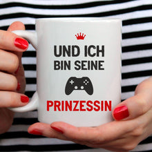 Lade das Bild in den Galerie-Viewer, Tassen-Set &quot;Ich bin ein Zocker&quot; &amp; &quot;Und ich bin seine Prinzessin&quot; | Paar Geschenke | Geschenkidee für Gamer für Partner Partnergeschenke zum Valentinstag 1. Jahrestag Hochzeitstag romantische Geschenke zur Hochzeit zu Weihnachten Ehefrau Ehemann Freundin Freund Beziehung originelle Idee zum Verschenken Polterabend Gamerzubehör Gamerdeko Zokckerdeko Zockerzubehör
