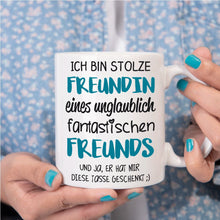 Lade das Bild in den Galerie-Viewer, Tasse &quot;Ich bin stolze Freundin eines unglaublich fantastischen Freunds&quot; | geschenkidee für beste Freunde | mit Sprüchen
