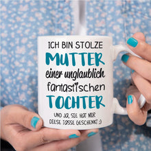 Lade das Bild in den Galerie-Viewer, Tasse &quot;Ich bin stolze Mutter einer unglaublich fantastischen Tochter&quot; | besondere Geschenkidee | mit Sprüchen | günstig | kleines Mitbringsel
