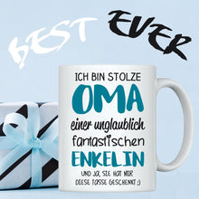 Lade das Bild in den Galerie-Viewer, Tasse &quot;Ich bin stolze Oma einer unglaublich fantastischen Enkelin&quot;  | Geschenkidee für beste Oma der Welt | Weihnachtsgeschenk | zum Nikolaus | für Großeltern | Tassen mit Spruch günstig
