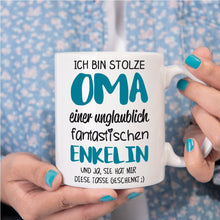 Lade das Bild in den Galerie-Viewer, Tasse &quot;Ich bin stolze Oma einer unglaublich fantastischen Enkelin&quot;  | Geschenkidee für beste Oma der Welt | Weihnachtsgeschenk | zum Nikolaus | für Großeltern | Tassen mit Spruch günstig
