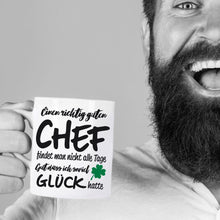 Lade das Bild in den Galerie-Viewer, Tasse &quot;Einen richtig guten Chef findet man nicht alle Tage&quot;  | Abschiedsgeschenk für Kollegen | Geschenkidee für beste Chefin | Tassen mit Spruch günstig witzig lustig Mitbringsel Wichtelgeschenk Ausbilder
