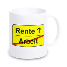 Lade das Bild in den Galerie-Viewer, Tasse Ortsschild &quot;Arbeit - Rente&quot; | Abschiedsgeschenk für Kollegen | Geschenkidee zum Ruhestand Rentner | Tassen mit Spruch günstig witzig lustig Mitbringsel für Chef Chefin Ausbilder
