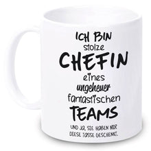 Lade das Bild in den Galerie-Viewer, Tasse &quot;Ich bin stolze Chefin eines ungeheuer fantastischen Teams&quot;  | Abschiedsgeschenk für Kollegen | Geschenkideefür besten Chef | Tassen mit Spruch günstig witzig lustig Mitbringsel Wichtelgeschenk Ausbilder
