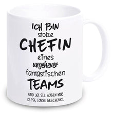 Lade das Bild in den Galerie-Viewer, Tasse &quot;Ich bin stolze Chefin eines ungeheuer fantastischen Teams&quot;  | Abschiedsgeschenk für Kollegen | Geschenkideefür besten Chef | Tassen mit Spruch günstig witzig lustig Mitbringsel Wichtelgeschenk Ausbilder
