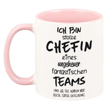 Lade das Bild in den Galerie-Viewer, Tasse &quot;Ich bin stolze Chefin eines ungeheuer fantastischen Teams&quot; | Abschiedsgeschenk für Kollegen | Geschenkideefür besten Chef | Tassen mit Spruch günstig witzig lustig Mitbringsel Wichtelgeschenk Ausbilder
