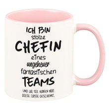 Lade das Bild in den Galerie-Viewer, Tasse &quot;Ich bin stolze Chefin eines ungeheuer fantastischen Teams&quot; | Abschiedsgeschenk für Kollegen | Geschenkideefür besten Chef | Tassen mit Spruch günstig witzig lustig Mitbringsel Wichtelgeschenk Ausbilder
