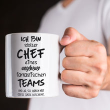 Lade das Bild in den Galerie-Viewer, Tasse &quot;Ich bin stolzer Chef eines ungeheuer fantastischen Teams&quot;  | Abschiedsgeschenk für Kollegen | Geschenkideefür besten Chef | Tassen mit Spruch günstig witzig lustig Mitbringsel Wichtelgeschenk Ausbilder
