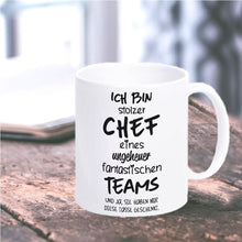 Lade das Bild in den Galerie-Viewer, Tasse &quot;Ich bin stolzer Chef eines ungeheuer fantastischen Teams&quot;  | Abschiedsgeschenk für Kollegen | Geschenkideefür besten Chef | Tassen mit Spruch günstig witzig lustig Mitbringsel Wichtelgeschenk Ausbilder
