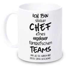 Lade das Bild in den Galerie-Viewer, Tasse &quot;Ich bin stolzer Chef eines ungeheuer fantastischen Teams&quot;  | Abschiedsgeschenk für Kollegen | Geschenkideefür besten Chef | Tassen mit Spruch günstig witzig lustig Mitbringsel Wichtelgeschenk Ausbilder
