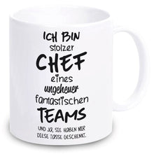 Lade das Bild in den Galerie-Viewer, Tasse &quot;Ich bin stolzer Chef eines ungeheuer fantastischen Teams&quot;  | Abschiedsgeschenk für Kollegen | Geschenkideefür besten Chef | Tassen mit Spruch günstig witzig lustig Mitbringsel Wichtelgeschenk Ausbilder
