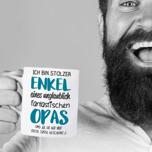 Lade das Bild in den Galerie-Viewer, Tasse &quot;Ich bin stolzer Enkel eines unglaublich fantastischen Opas&quot;  | Geschenkidee für besten Opa der Welt | Weihnachtsgeschenk | zum Nikolaus | für Großeltern | Tassen mit Spruch günstig
