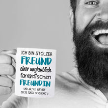 Lade das Bild in den Galerie-Viewer, Tasse &quot;Ich bin stolzer Freund einer unglaublich fantastischen Freundin&quot; | Geschenkidee für beste Freunde
