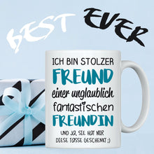 Lade das Bild in den Galerie-Viewer, Tasse &quot;Ich bin stolzer Freund einer unglaublich fantastischen Freundin&quot;
