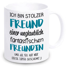 Lade das Bild in den Galerie-Viewer, Tasse &quot;Ich bin stolzer Freund einer unglaublich fantastischen Freundin&quot; | Geschenkidee für beste Freunde
