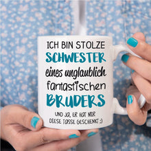 Lade das Bild in den Galerie-Viewer, Tasse &quot;Ich bin stolze Schwester eines unglaublich fantastischen Bruders&quot; | Geschwistergeschenke Geschenkidee für Geschwister
