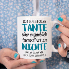 Lade das Bild in den Galerie-Viewer, Tasse &quot;Ich bin stolze Tante einer unglaublich fantastischen Nichte&quot; | Geschenkidee | originelles Geschenk
