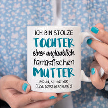 Lade das Bild in den Galerie-Viewer, Tasse &quot;Ich bin stolze Tochter einer unglaublich fantastischen Mutter&quot; | Muttertagsgeschenk | Geschenkidee für beste Mama | Spruchtassen | mit lustigen coolen witzigen Sprüchen | Statement | Muttertag 2023 2024 2025
