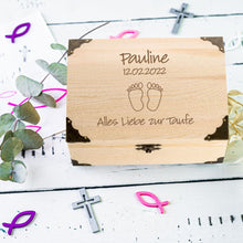 Lade das Bild in den Galerie-Viewer, Personalisierte Schatztruhe mit Gravur &quot;Alles Liebe zur Taufe&quot; Motiv Füße
