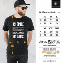 Lade das Bild in den Galerie-Viewer, cooles mit Spruch T-Shirt &quot;Ich spiele immer noch mit Autos&quot; Fun Shirts mit Spruch für Männer Kollegen Ehemann Schrauber Geschenkidee
